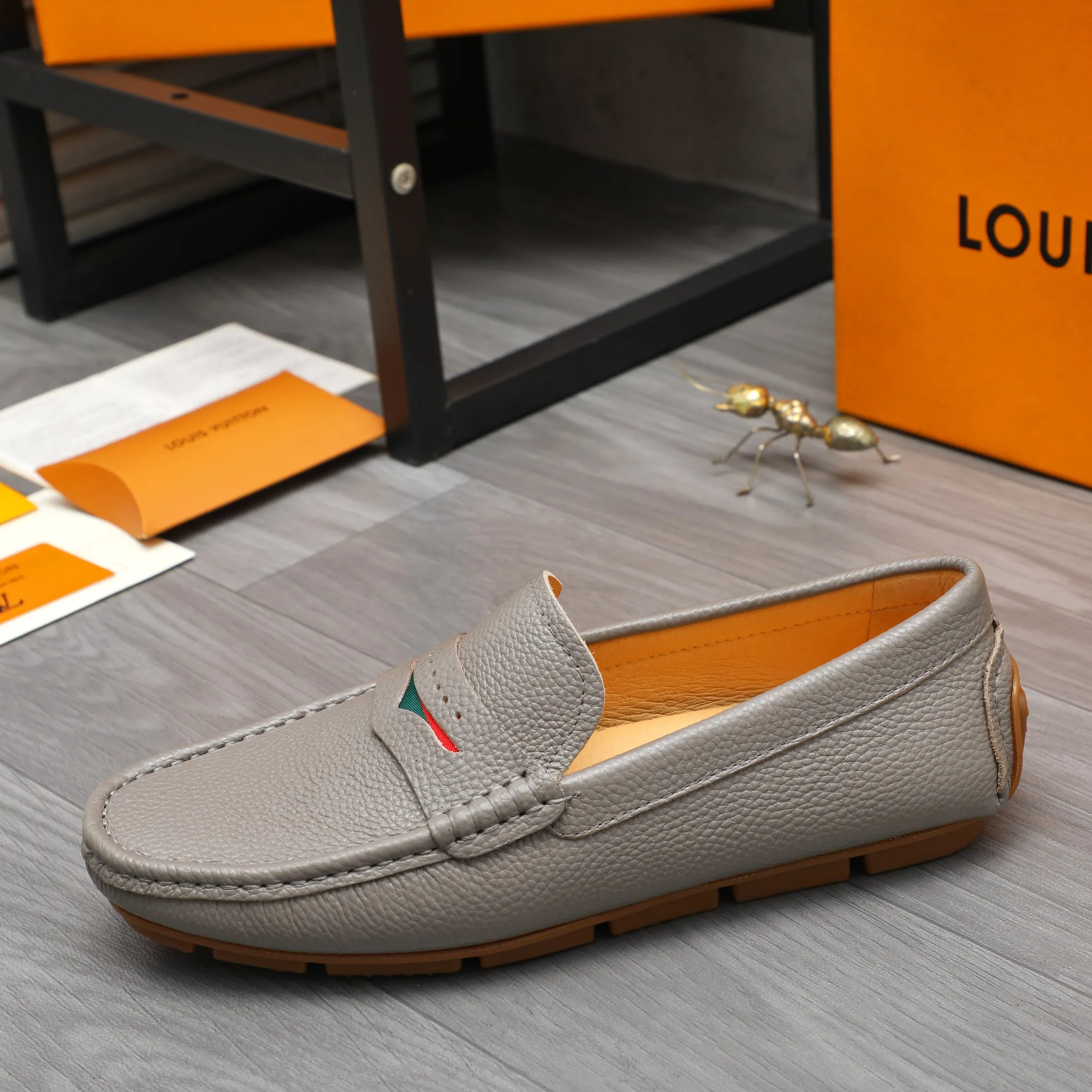Men's shoes 💰360 Product trademark: LV "Louis Vuitton" casual slip-on men's shoes Regular size: 38-45 Product material: Selected pebbled cowhide upper, pigskin lining, rubber outsole